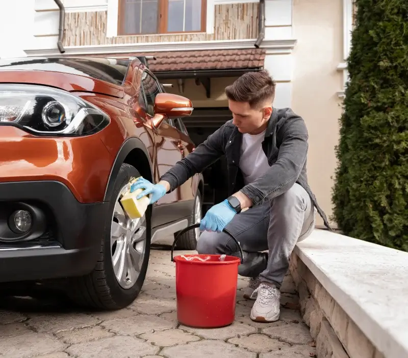 Lavage auto à domicile Vallères : professionnel intervenant sur un véhicule